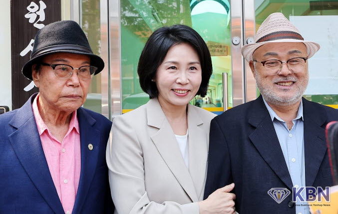 27일 오전 전남 고흥군 소록도에서 더불어민주당 이재명 대선 후보의 배우자 김혜경 여사가 소록도 주민들과 사진을 찍고 있다.