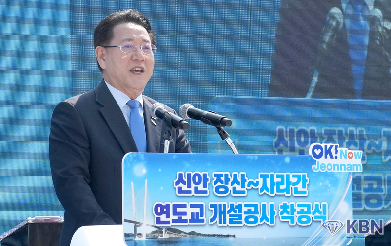 김영록 전라남도지사가 26일 오후 신안군 장산면 북강선착장 인근에서 열린 ‘신안 장산~자라 연도교 착공식’ 행사에서 인사말을 하고 있다.<br>
