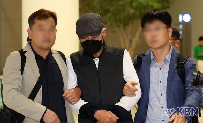 해외도피로 조세포탈 재판에 불출석한 대주그룹 허재호 전 회장이 강제 구인 절차로 송환돼 27일 인천국제공항을 통해 귀국, 압송되고 있다.