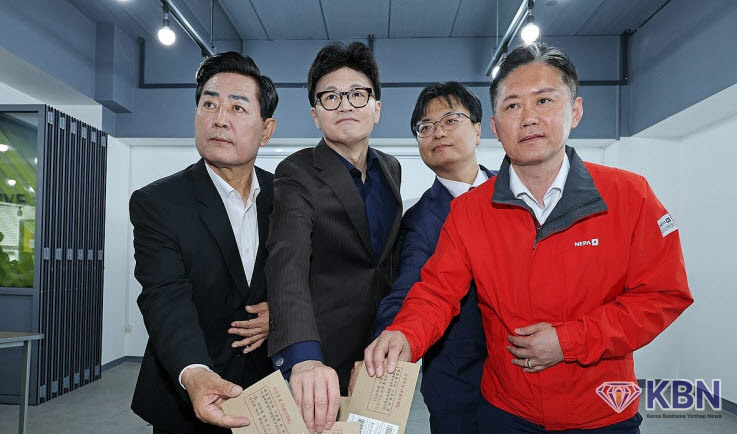 제21대 대통령 선거 사전투표일인 29일 국민의힘 한동훈 전 대표가 광주 동구 창업지원센터 4층 회의실에 마련된 사전투표소에서 투표용지를 투표함에 넣고 있다.