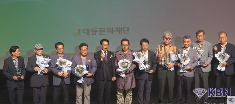 30주년 기념 공로패 수상자 전원 조상열 대표이사와 기념촬영