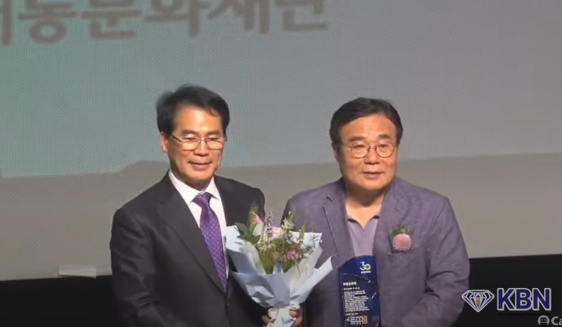 30주년 기념 특별 공로패 시상식- 좌측-조상열 대표이사, 우측-이병훈 전 국회의원