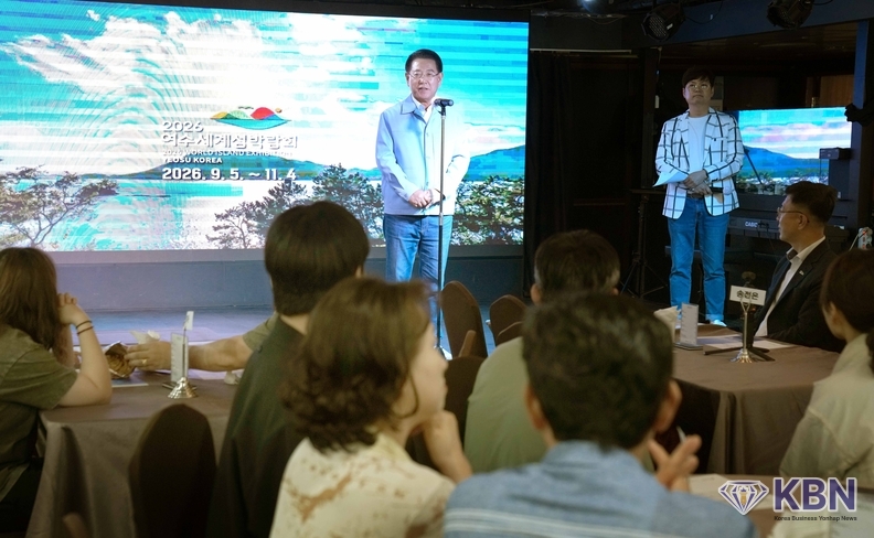 김영록 전라남도지사가 30일 여수엑스포여객선터미널에서 출항하는 ‘전남 섬 밤바다 크루즈’에서 인사말을 하고 있다.<br>
