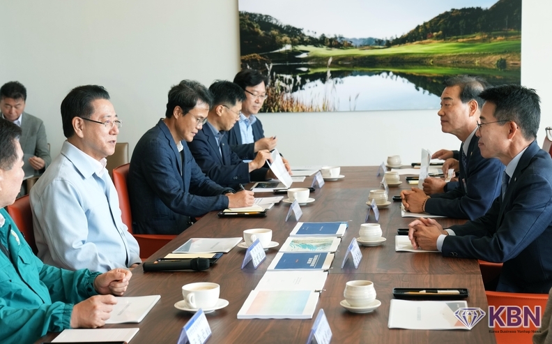 김영록 전라남도지사가 30일 해양관광단지를 조성하는 여수 경도지구를 방문, 관계자와 추진 방안을 논의하고 있다.