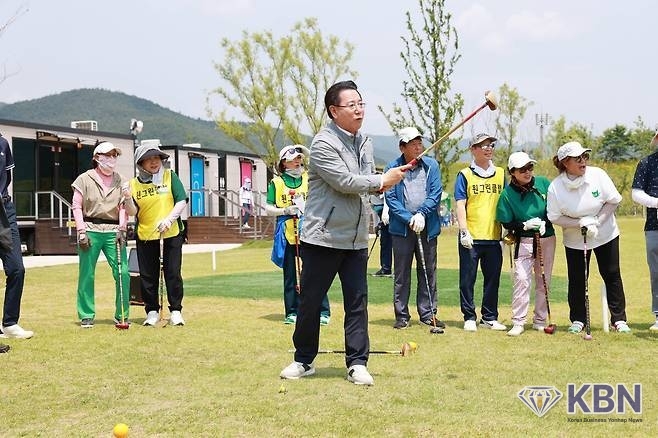 파크골프 시타하는 김영록 지사