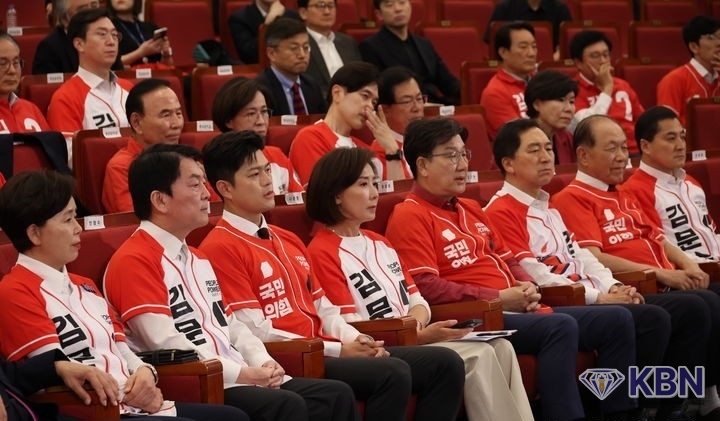 김용태 국민의힘 비상대책위원장과 권성동 공동선대위원장 등 참석자들이 3일 서울 여의도 국회도서관에 마련된 제21대 대통령선거 개표상황실에서 굳은 표정을 짓고 있다.