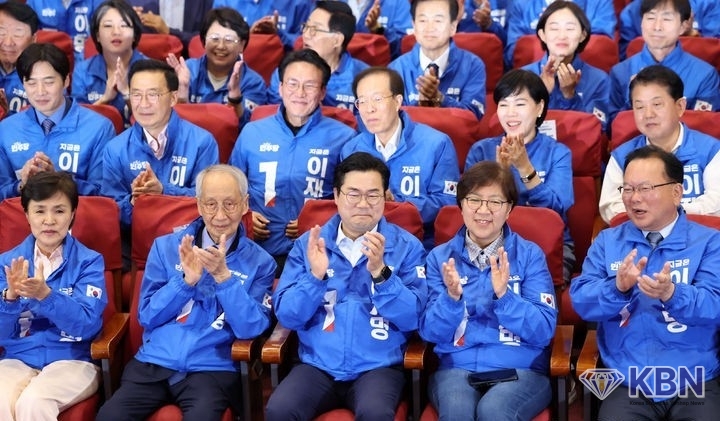 윤여준, 박찬대 상임총괄선대위원장 등이 3일 오후 서울 여의도 국회 의원회관에 마련된 제21대 대통령선거 개표상황실에서 방송사 출구조사 결과를 보며 기뻐하고 있다.