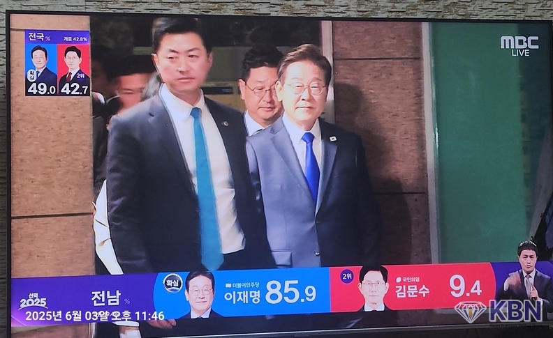 당선확실이 알려지면서 자택을 나서는 이재명 후보