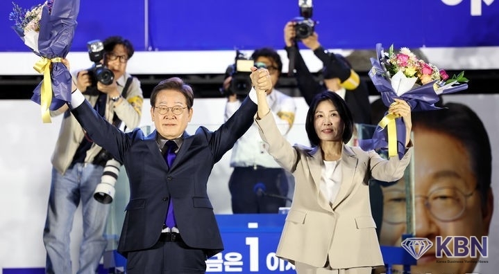 이재명 대통령과 김혜경 여사가 4일 오전 서울 여의도 국회 앞에서 열린 국민 개표방송 행사에서 꽃다발을 받은 뒤 시민들을 향해 인사하고 있다.