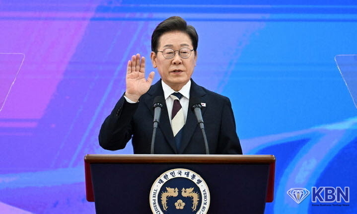 제21대 대한민국 대통령으로 취임한 이재명 대통령이 4일 오전 국회 로텐더홀에서 취임선서를 하고 있다