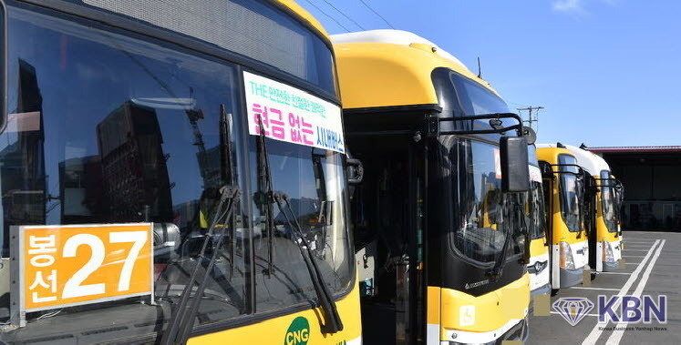 광주 시내버스 노조가 파업에 돌입한 5일 오전 광주 북구 월출동 시내버스 차고지에 버스들이 줄지어 정차해 있다. 노사 협상 결렬로 광주 시내버스는 11년 만에 파업에 돌입, 노선별 운행률이 평소의 60~70% 수준으로 감소한 것으로 추산된다.