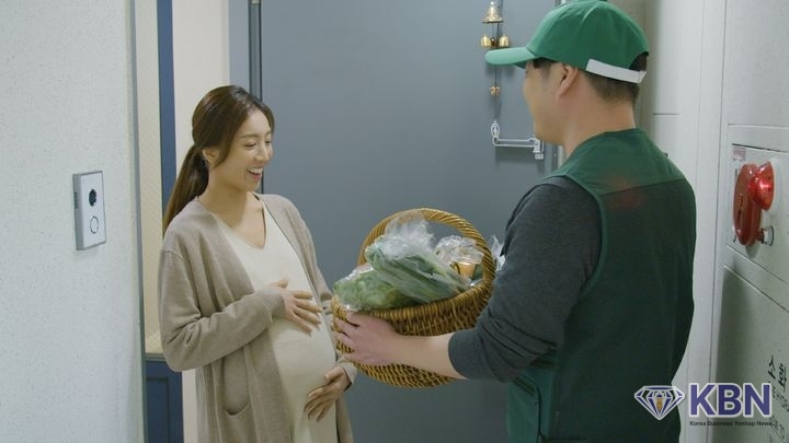 친환경 농산물 꾸러미 건네받는 임산부. (사진=전남도 제공)