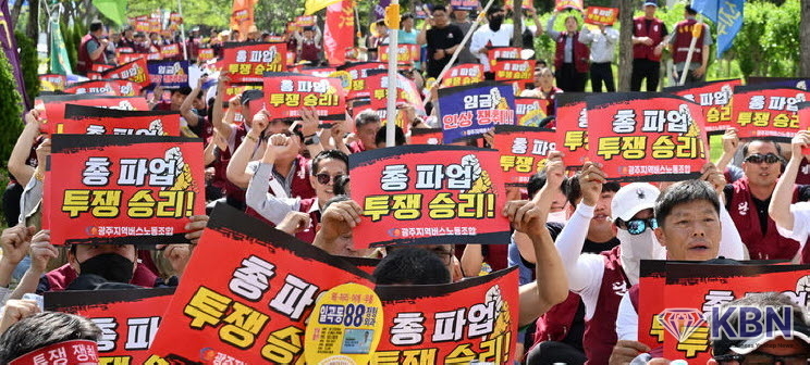 전국자동차노동조합연맹 광주지역버스노동조합이 총파업을 시작한 5일 오후 광주 서구 광주시청 앞에서 '임금인상 승리쟁취' 총파업 투쟁 결의대회를 열고 삭발식을 갖고 있다.