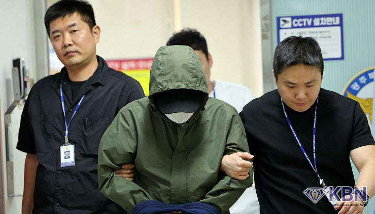 '처자식 살해' 호송차로 이동하는 40대 피의자