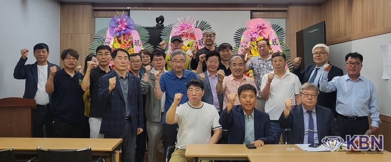 중앙-이철근 중앙회장과 대의원총회 참석한 대의원들과 기념촬영