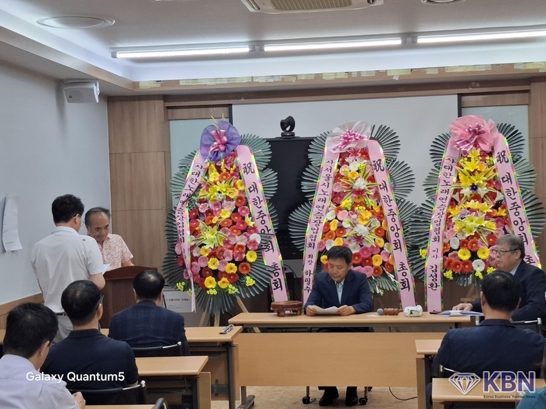2025년도 임시총회에서 선출된 이철근 중앙회장 회의진행