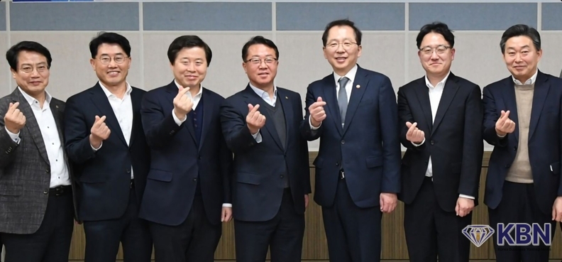 2023년 2월 해양수산부 조승환장관, 전남도 방문 기념 사진 (사진 맨우측 이승환 대표)