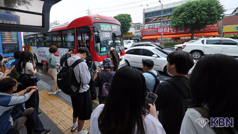 광주 시내버스 노조가 파업에 나서고 있는 가운데 광주 서구 유·스퀘어광주종합버스터미널 버스정류장에서 시민들이 만원 버스를 기다리고 있다.