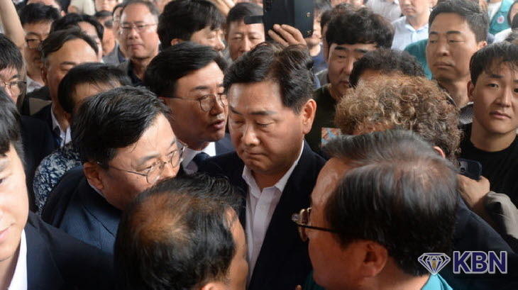 김관영 전북특별자치도지사가 지난해 7월26일 전북 완주군 완주군청을 방문해 군민과의 대화를 열 예정이였으나 완주-전주 통합을 반대하는 완주군민들에 의해 장내로 들어서지 못하고 발걸음을 돌리고 있다