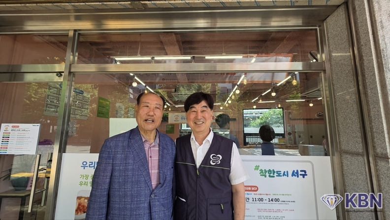 좌측-한국우리밀농업협동조합 송현 천익출 조합장, 우측-광주 서구 시니어센터 추왕석 관장
