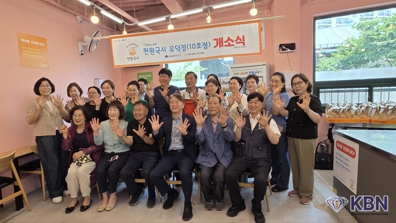 중앙-광주광역시 서구청 김이강 청장과 10호점 탄생 개소식 기념촬영