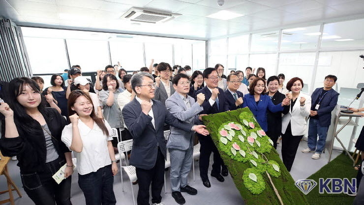 17일 오전 광주 북구 용봉동 행복어울림센터에서 열린 '청년 일자리 스테이션 용봉' 개소식에서 문인 북구청장과 이도영 광주지방고용청장 등 관계자들이 퍼포먼스를 하고 있다.