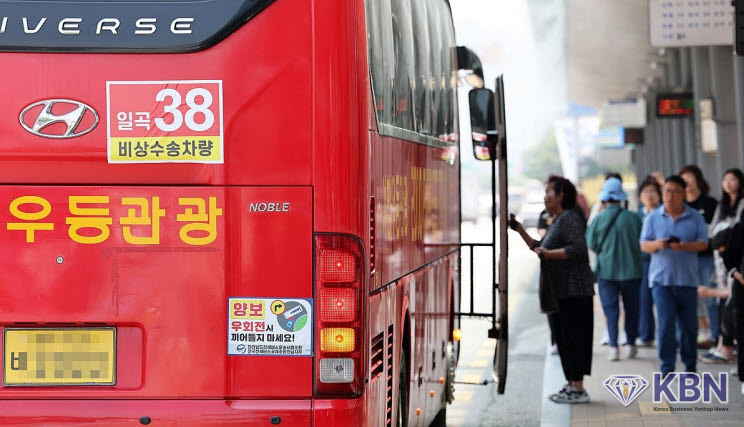 광주 시내버스 파업이 12일 차에 접어든 가운데 파업 참여도가 높아 개별 운행률이 떨어지는 노선에 전세버스 투입