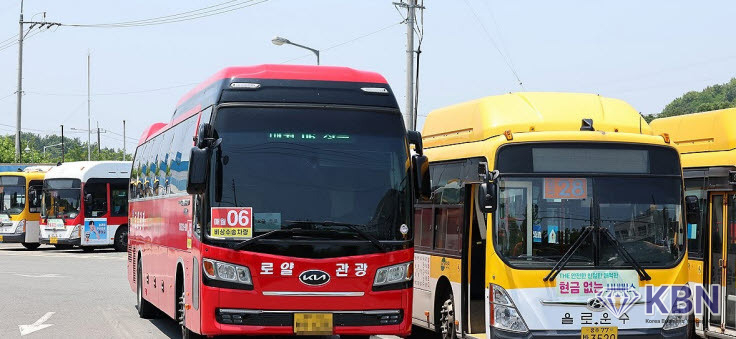 광주 시내버스 파업이 장기화하고 있는 18일 광주 서구 한 시내버스 차고지에서 전세버스가 운행 대기하고 있다.