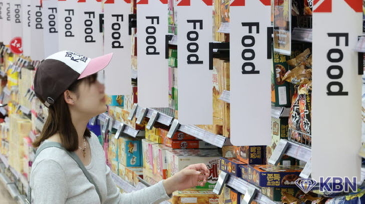 통계청 국가통계포털(KOSIS)에 따르면 지난달 가공식품 74개 품목 가운데 윤석열 대통령의 비상계엄 사태 직전인 지난해 11월 대비 물가지수가 상승한 품목은 52개로 전체의 71.2%를 차지했다. 특히 초콜릿이 10.4%, 커피는 8.2% 상승했다. 양념 소스와 식초, 젓갈등도 7% 넘게 올랐다.