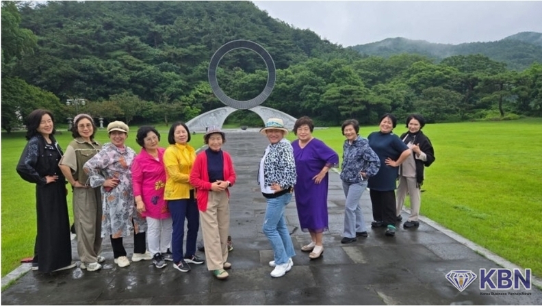 테마기행에 참석한 광주, 전남 전, 현직 여성의원들 기념촬영