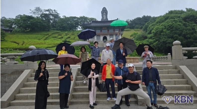 테마기행 추진위원장 장재성(前광주서구의장)과 기념촬영