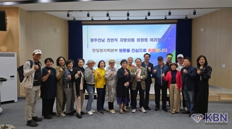 테마기행 추진위원장 장재성(前광주서구의장)과 기념촬영