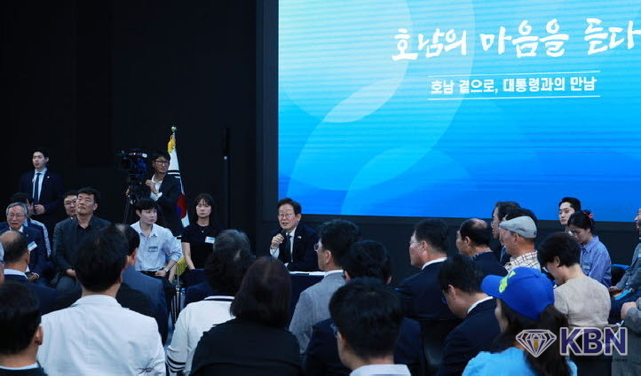 이재명 대통령이 25일 광주 국립아시아문화전당에서 열린 광주시민·전남도민 타운홀미팅에서 참석자 질문에 답하고 있다.