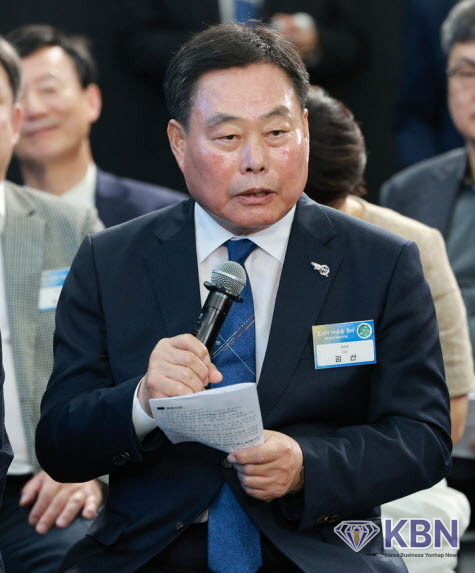 김산 전남 무안군수가 25일 광주 국립 아시아문화전당에서 열린 이재명 대통령과의 광주시민, 전남도민 타운홀미팅에서 발언하고 있다.