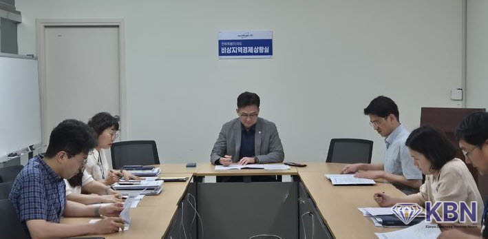 천영평 전북자치도 기획조정실장이 전북도 비상지역경제 상황실 출범과 함께 회의를 주재하고 있다