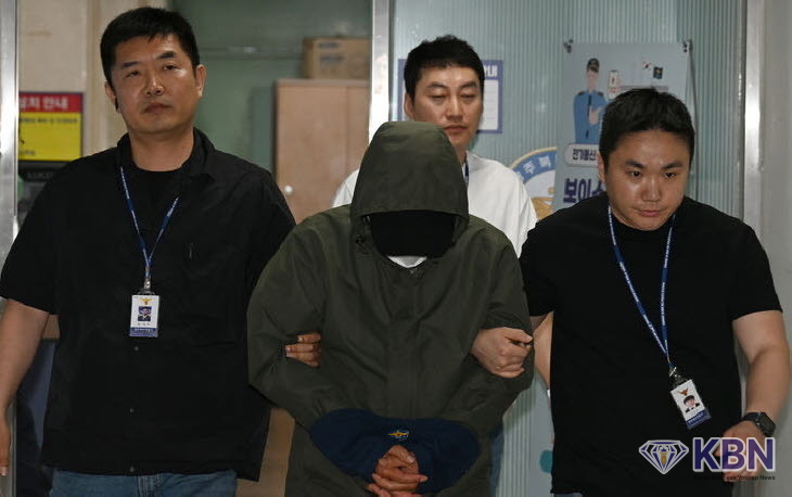 처.자식을 태운 차량을 몰고 바다로 돌진해 숨지게 한 혐의(살인·자살방조)를 받는 가장 A(49)씨 광주 북구 북부경찰서에서 구속 전 피의자 심문(영장실질심사)을 받기 위해 이동하고 있다.