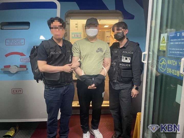 27일 오전 인천국제공항을 통해 강제 송환중인 도피범