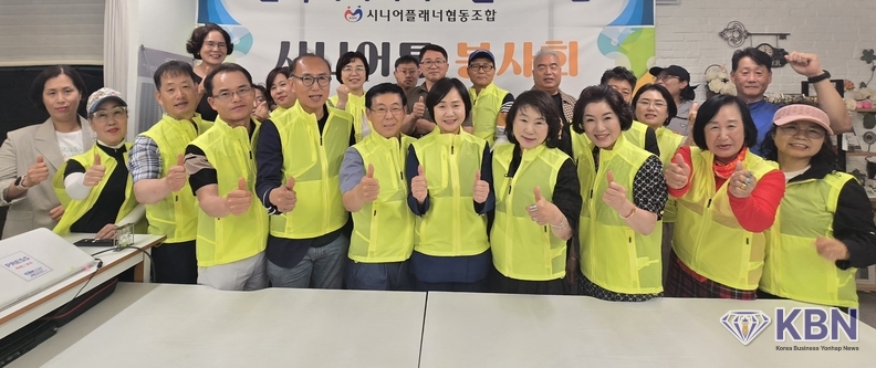 시니어통 봉사회 회원 단체사진 – “함께하는 나눔, 따뜻한 세상”