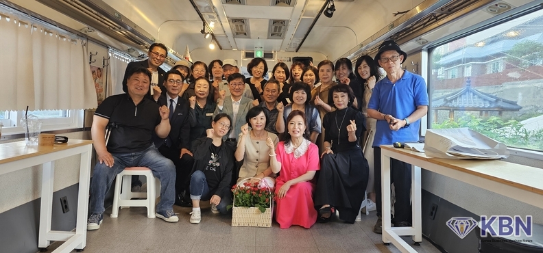 전남 목포시 (구)동목포역 복합문화공간 '낭만열차'에서 시인과 토크쇼에 참석한 목포문인협회 소속 회원들