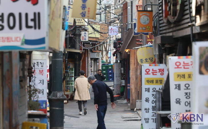 한산한 모습을 보이고 있는 서울시내 한 음식점 골목