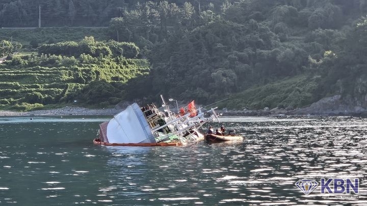 9일 오전 1시41분께 경남 남해군 항촌항 인근 해상에서 30t급 어선이 자초됐다는 신고가 접수, 여수해경이 승선원을 구조한 뒤 해양오염 사고를 방지하기 위한 오일펜스를 설치하고 있다. (사진 = 여수해경 제공)