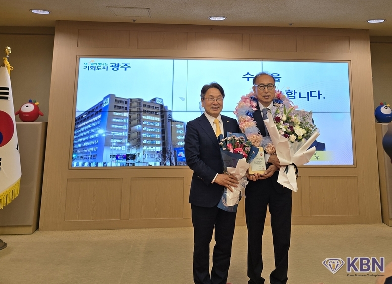 장성우 '의로운 시민상' 수상 기념 강기정 광주광역시장과 촬영