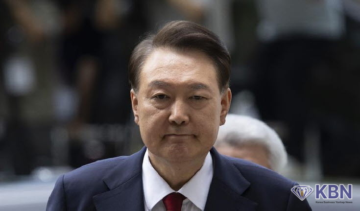 윤석열 전 대통령이 9일 서울 서초구 서울중앙지방법원에서 열린 구속 전 피의자심문(영장실질심사)을 받기 위해 출석하고 있다.