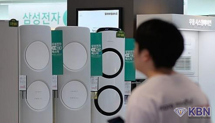 기록적인 폭염이 계속되는 가운데 한 대형 마트에서 시민이 에어컨 및 냉방용 가전제품을 살펴보고 있다.