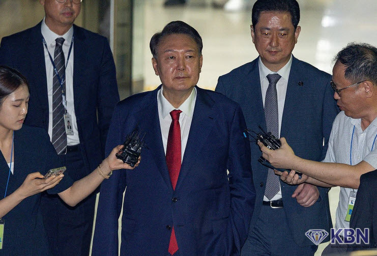 12·3 비상계엄과 관련해 특검의 수사를 받는 윤석열 전 대통령이 9일 서울 서초구 서울중앙지법에서 열린 구속 전 피의자 심문(영장실질심사)이 끝난 뒤 법원을 떠나고 있다.
