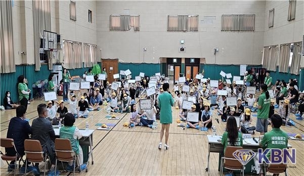 지난 19일 오전 목포석현초등학교 대강당에서 열린 ‘2025 찾아가는 인문학 가족퀴즈 문화골든벨 대회’