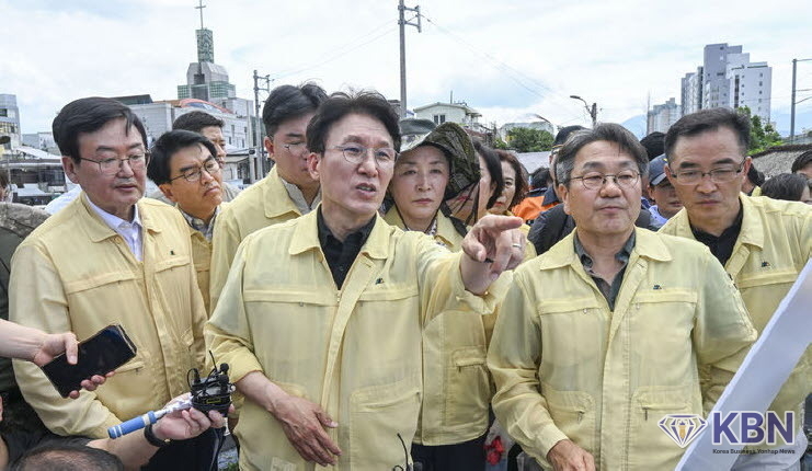 김민석 국무총리가 20일 집중호우로 침수피해를 입은 광주 북구 신안교 현장을 찾아 피해 현황을 보고받고 있다. 김 총리는 관계자들과 함께 침수 원인과 향후 복구 계획에 대해 논의하며, 주민 불편 최소화를 위한 대책 마련을 주문했다.
