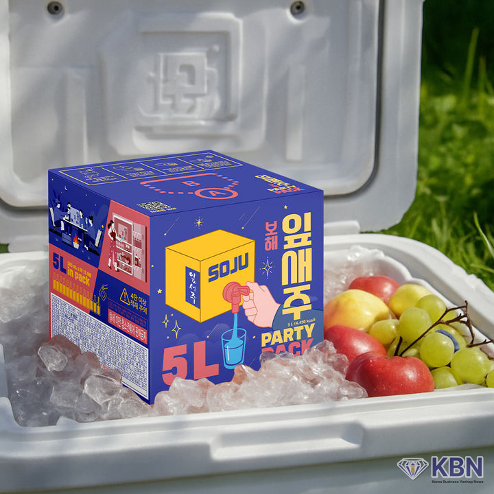 보해양조는 21일 소주업계 처음으로 5ℓ, 10ℓ 대용량 소주 '잎새주 파티팩'을 출시한다고 밝혔다. (사진=보해양조 제공)