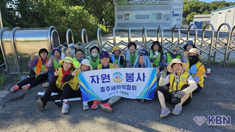 유옥이 이사장, 최동례 회장, 최성희 회장과 참석자들과 기념촬영