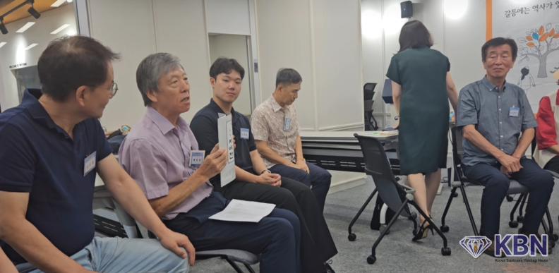 전체 둘러앉아 소감나누는 포럼 현장